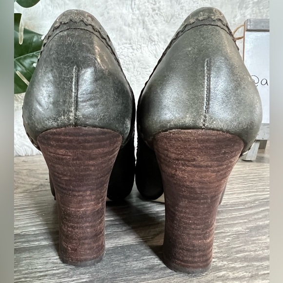Seychelles Picture Perfect distressed stacked heels in Olive leather. Size 7 - Picture 5 of 10